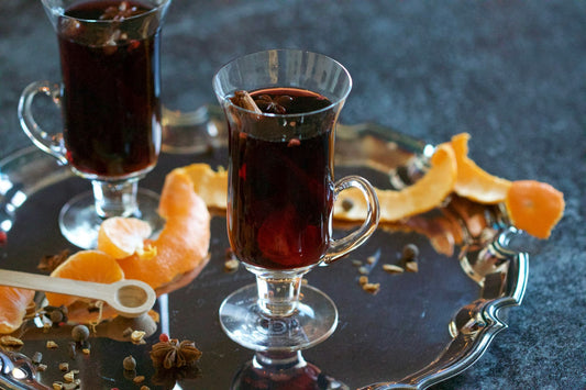 Twee glazen glühwein met sinaasappel en steranijs