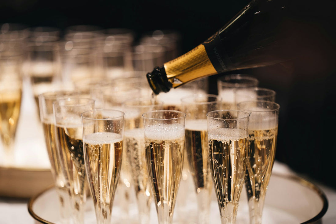 Bubbels worden in glazen geschonken