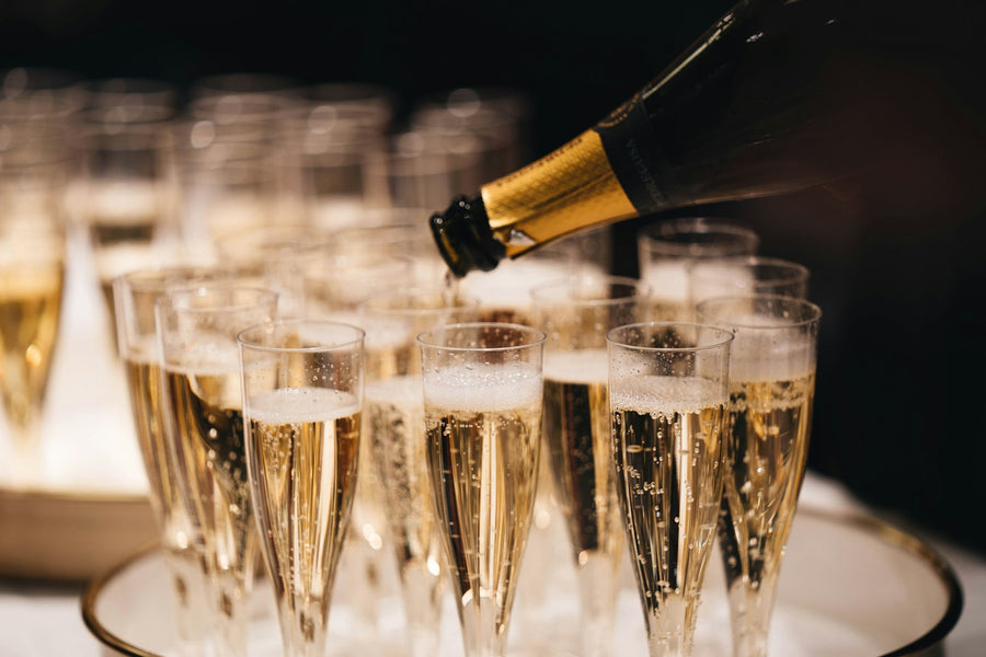 Bubbels worden in glazen geschonken