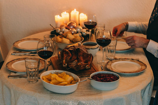 Feestelijk gedekte tafel met kaarsen en wijnglazen