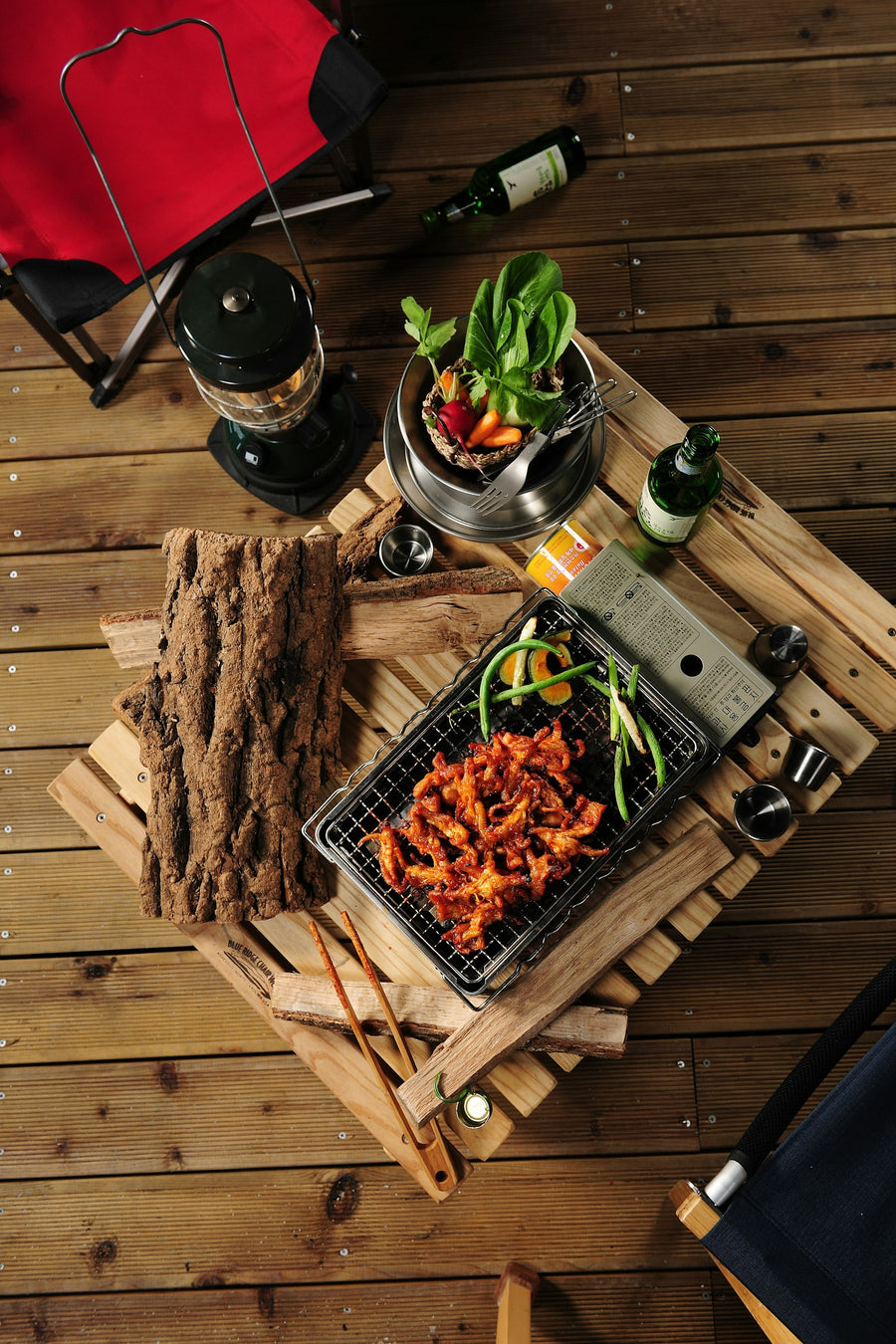 Kleine grill met vlees op een houten tafel